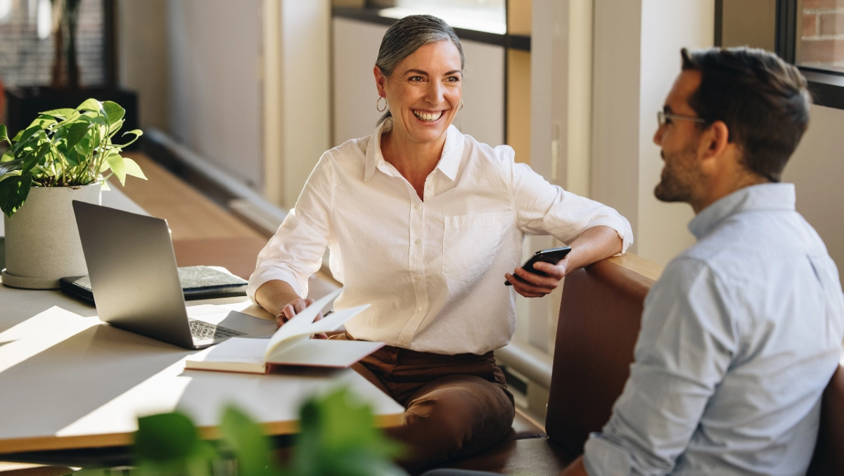 Medarbetarsamtal mellan en kvinnlig chef och hennes manlige medarbetare.