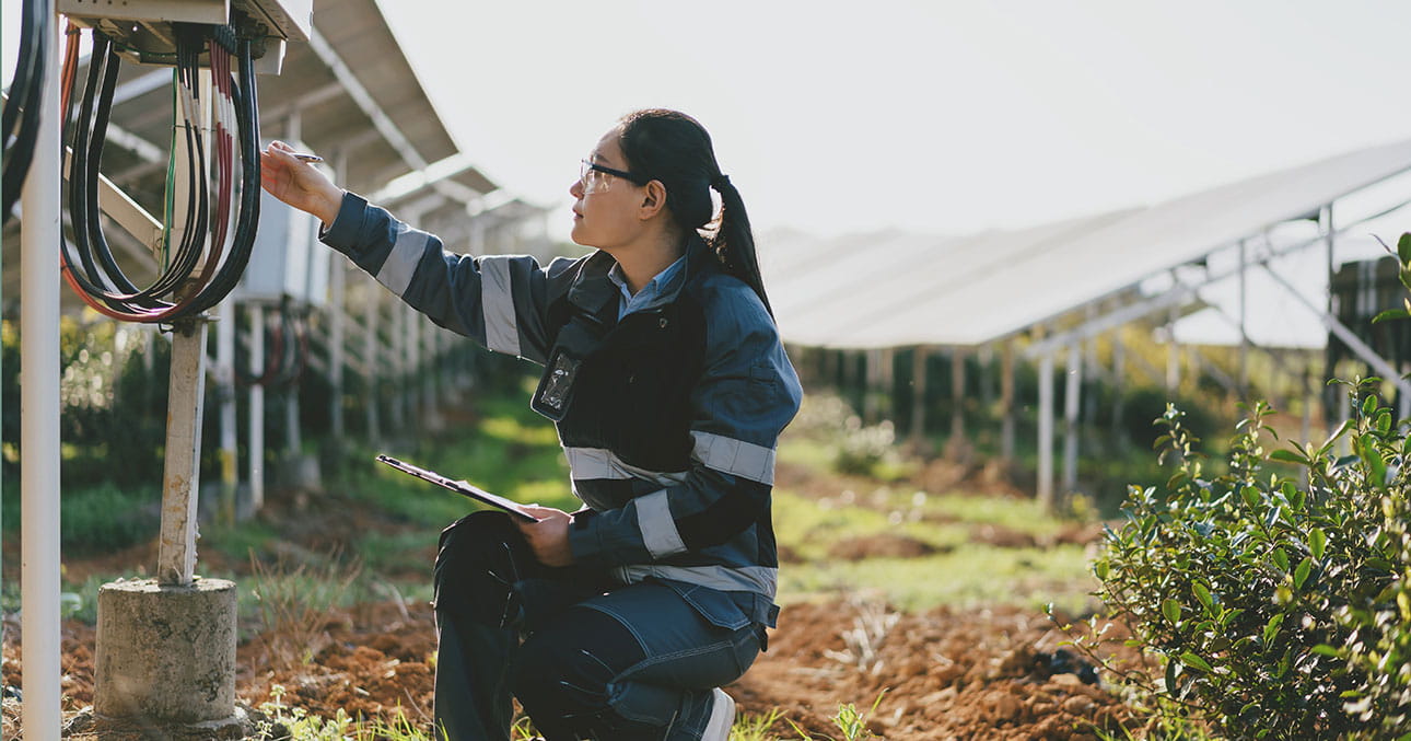 Kvinna kontrollerar slang