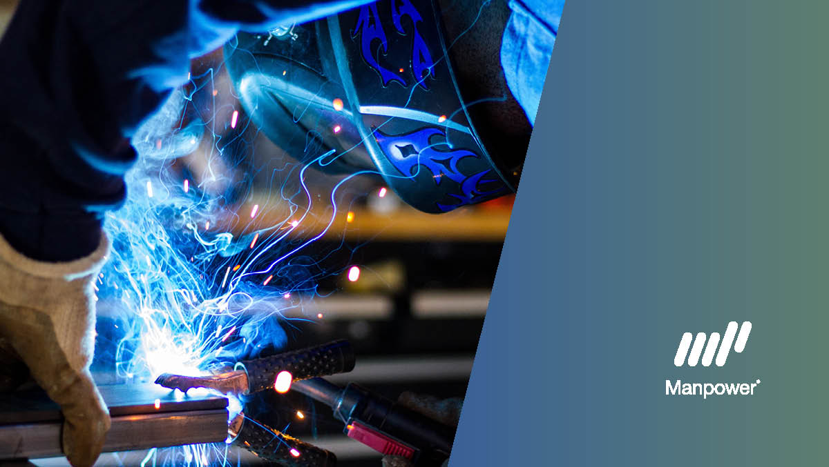 En person som svetsar