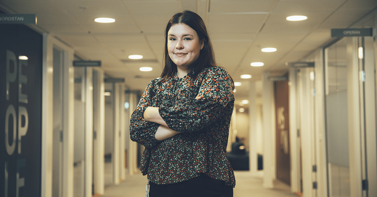 Hon varvar studier med ett meningsfullt arbete