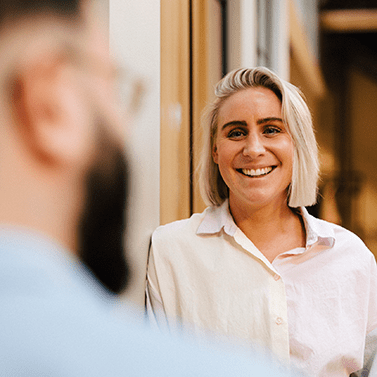 Glad kvinna som pratar om bemanning