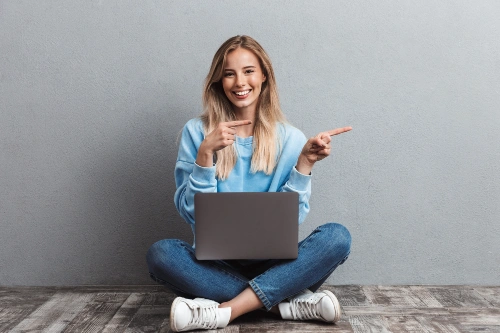Tjej med laptop i knät som letar jobb på manpower.se