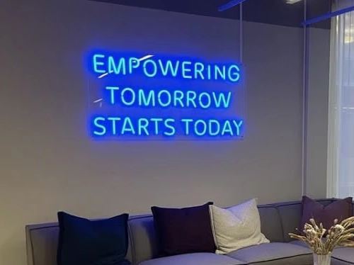 Väggdekor på Manpowers kontor i Stockholm: Empowering tomorrow starts today