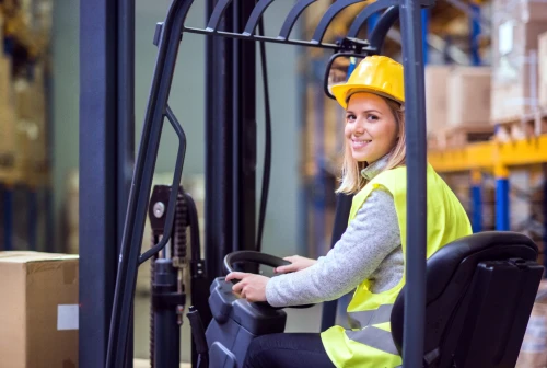 Kvinnlig truckförare på ett lager